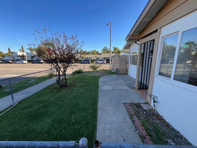 Building Photo - Fully Renovated Home with Large Extra Livingroom and Large Backyard