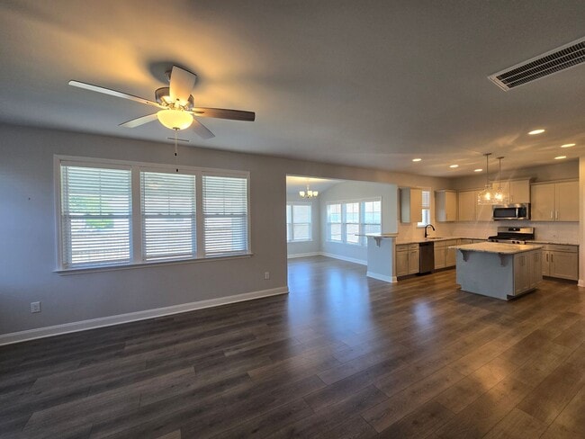 Building Photo - Perfect Mebane Location!