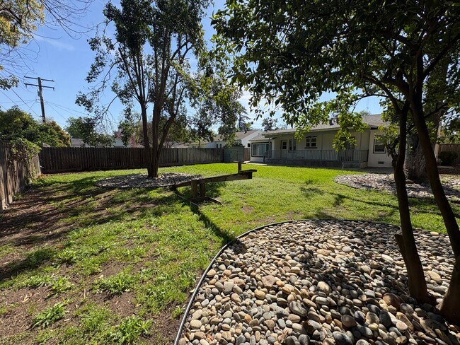 Building Photo - Charming home located in Beverly Glenn Rent Ready!