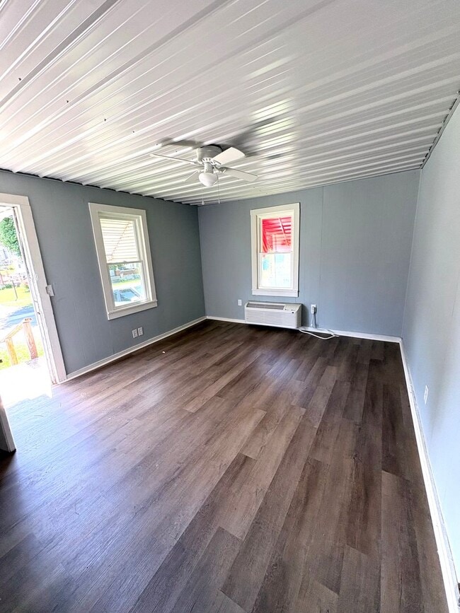 Building Photo - Charming 3BR Rental Close to Downtown Glasgow!