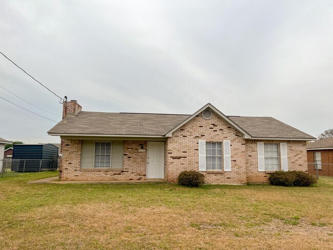 Building Photo - 1705 Deatsville Hwy