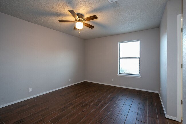Building Photo - Spacious 1-Bedroom Apartment in South Tulsa | $785 | Mid October