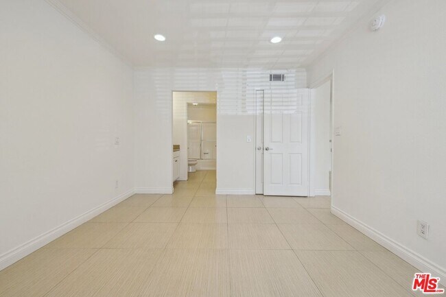 Building Photo - 5535 Canoga Ave