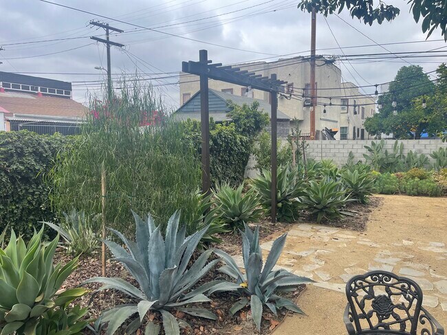 Building Photo - 373 W 47th Pl