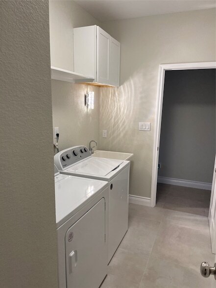 Building Photo - 11931 Lakeview Manor Dr