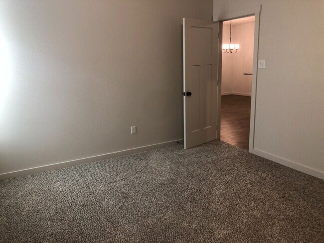 Building Photo - Beautiful well-maintained townhome