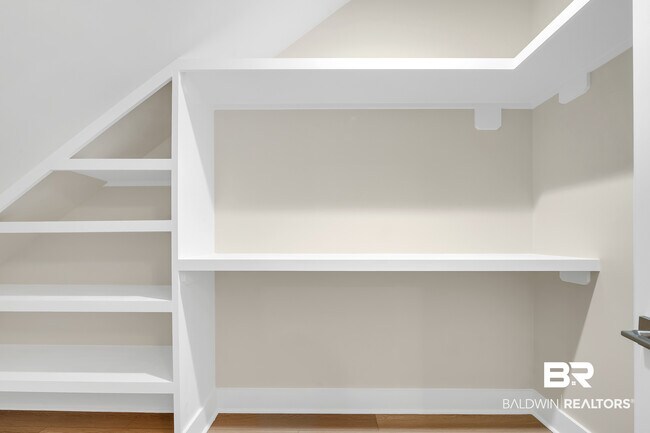Building Photo - 27085 Park Dr