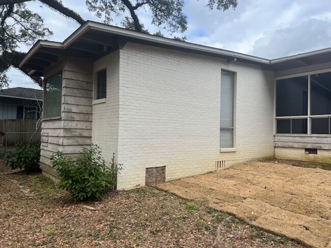 Building Photo - 2/2 with carport - fenced backyard