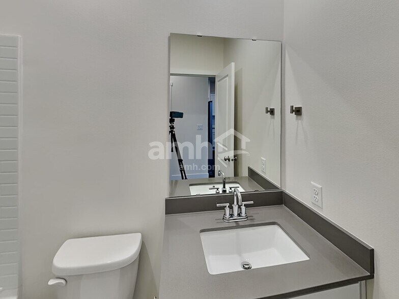 Building Photo - 4805 85th Ave NE