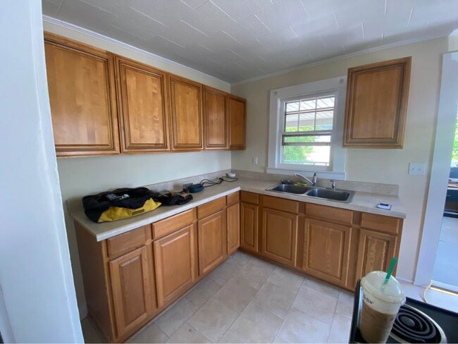 Building Photo - 724 W Main St