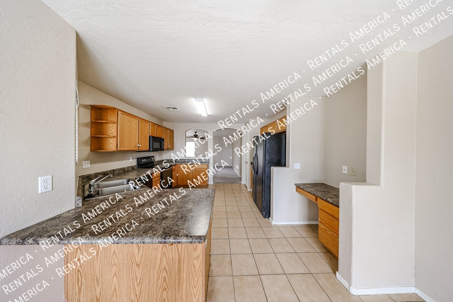 Building Photo - 9202 W MacKenzie Dr