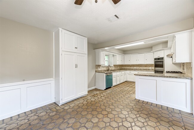 Building Photo - 102 Butlers Ct