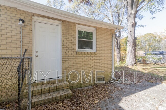 Building Photo - 1024 Houston St