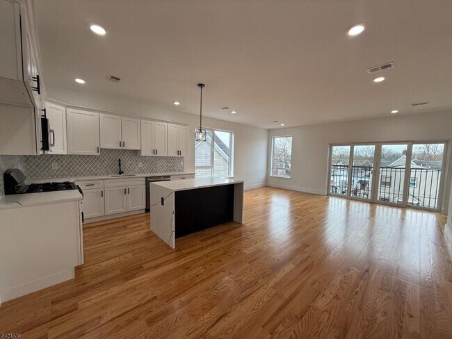 Building Photo - 223 Monroe Ave