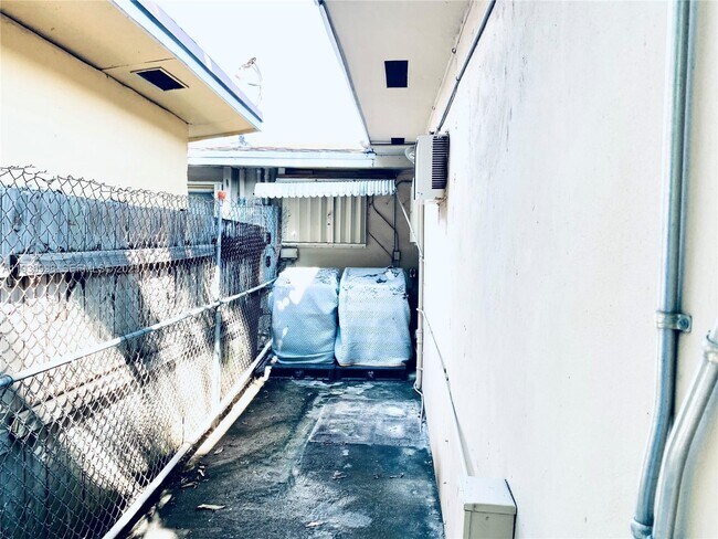 Building Photo - 2814 SW 7th St