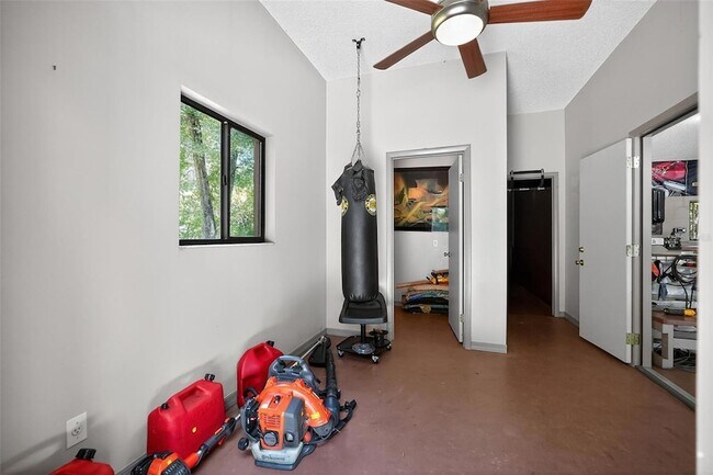 Building Photo - 1517 Manor Way