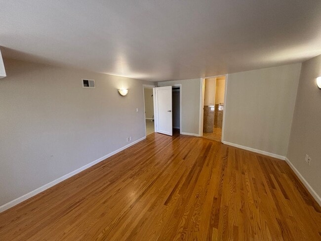 Building Photo - Bright & Spacious Single Family Home - Par...