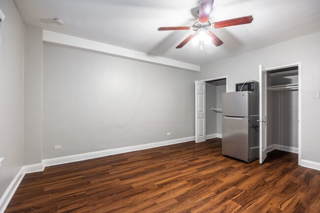 Building Photo - 1140 N La Salle Dr