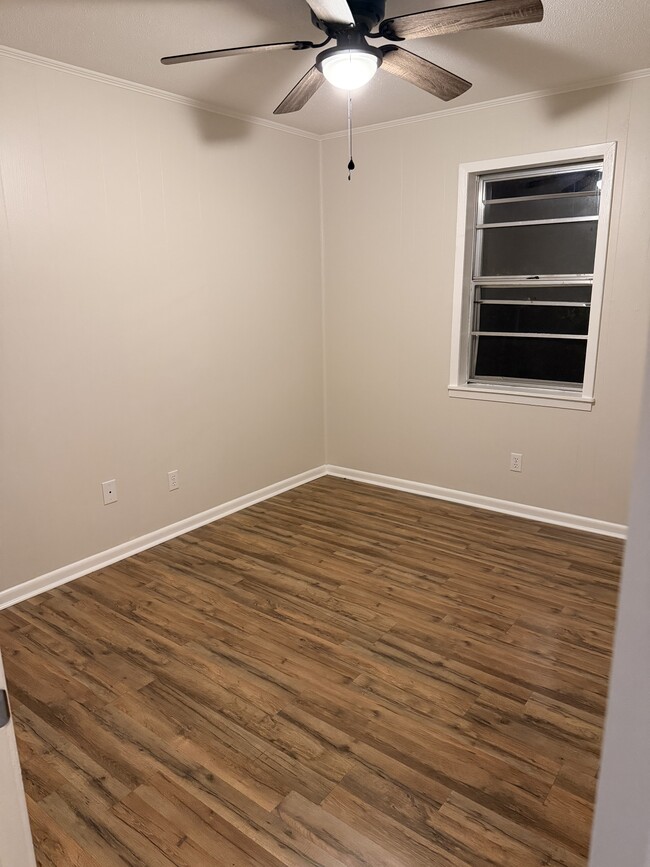 Building Photo - 405 Dent St