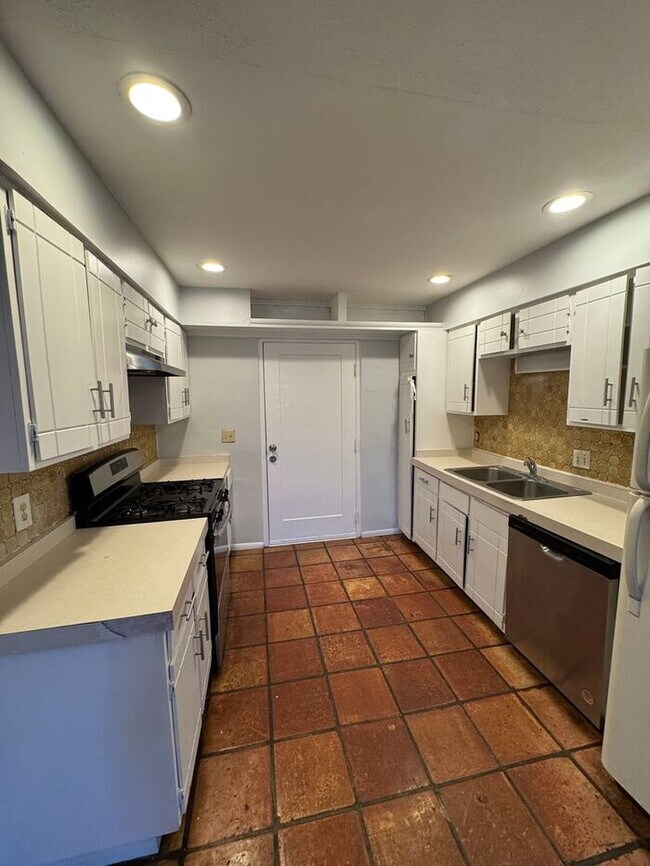 Building Photo - 3208 E Almartin St