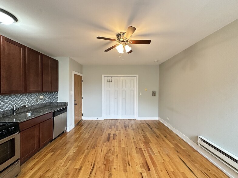 Building Photo - 852 W Diversey Pkwy