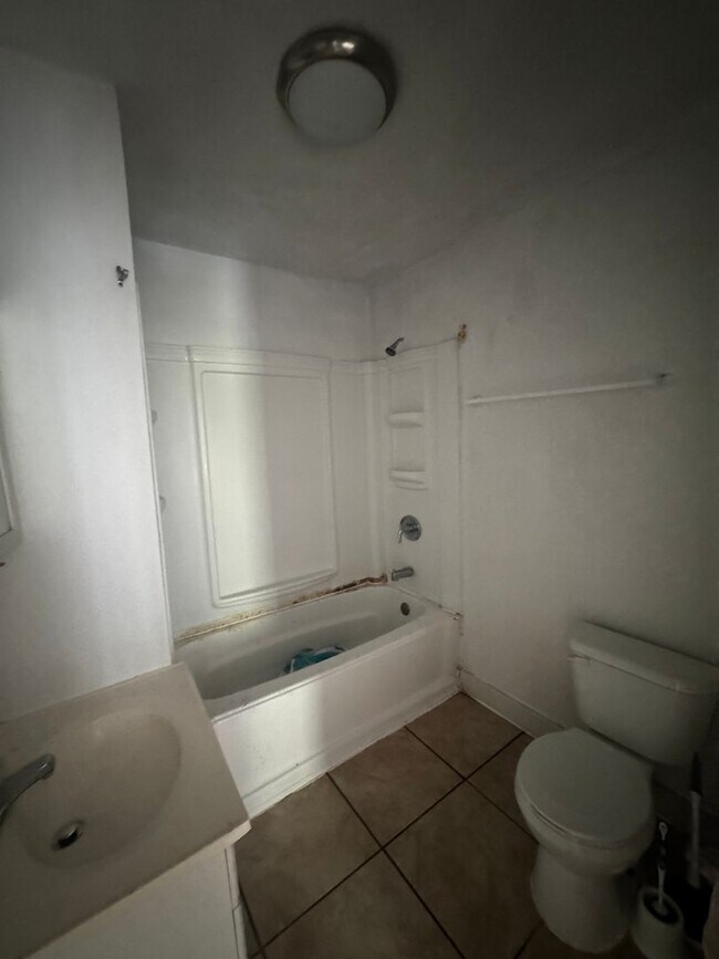 Building Photo - 5 Bedroom 2 bath