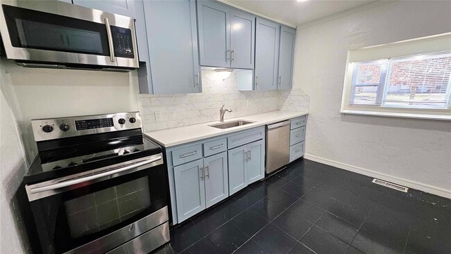 Building Photo - 721 Proctor Pl