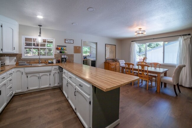 Building Photo - 23899 Sierra Pine Ave