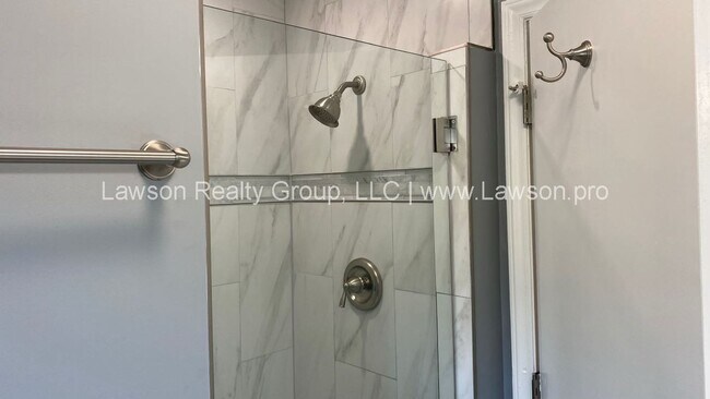 Building Photo - Lovely 4 Bedroom 3 Bath Home in South Roanoke