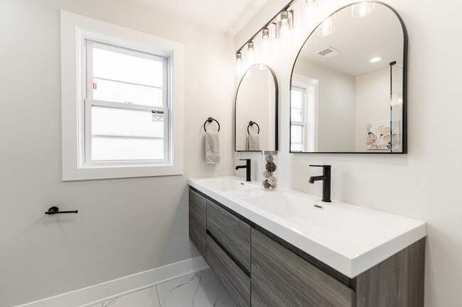 Building Photo - 4129 N Oketo Ave