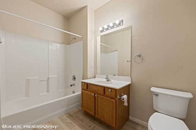 Building Photo - 724 Hardy Way