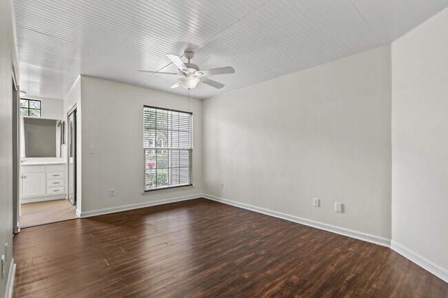 Building Photo - 1878 Montclair Dr