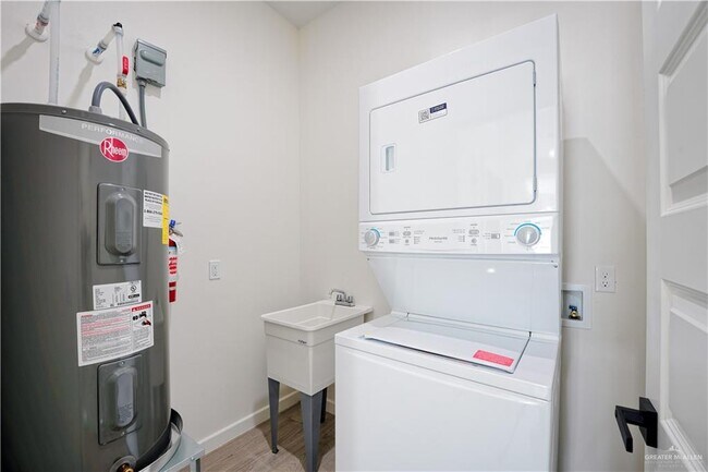 Building Photo - 12 Notre Dame Ave