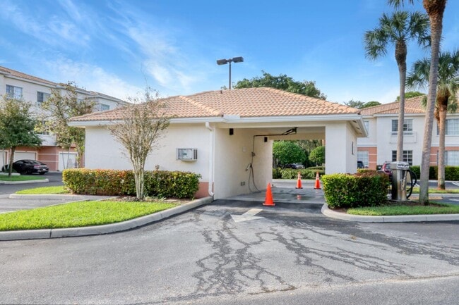 Building Photo - 3205 Myrtlewood Cir E