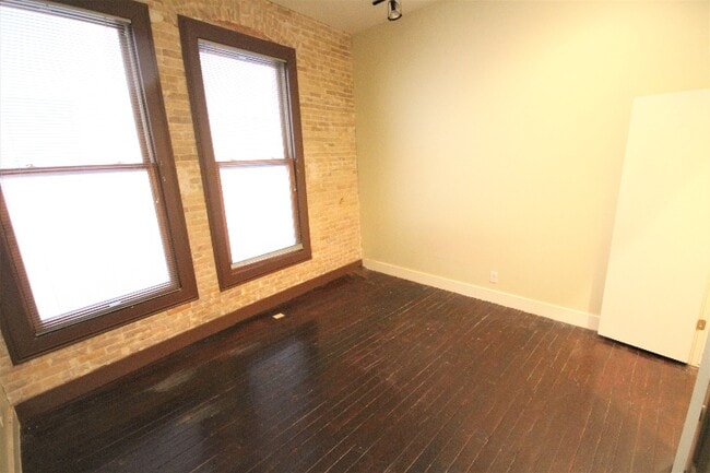 Building Photo - 319 S Flores St