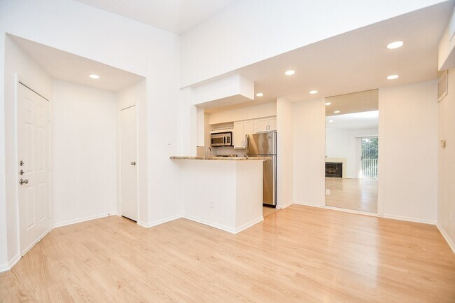 Building Photo - 11201 Lynbrook Dr