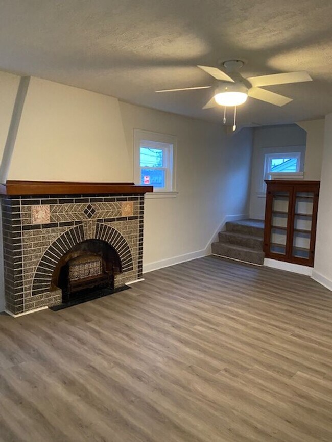 Building Photo - 3 Bedroom, 2 Bath w/Full Finished Basement and Lots of Charm