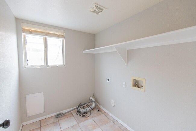 Building Photo - 18033 N Skyhawk Dr