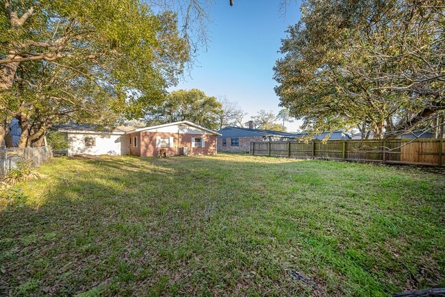 Building Photo - 807 Market St