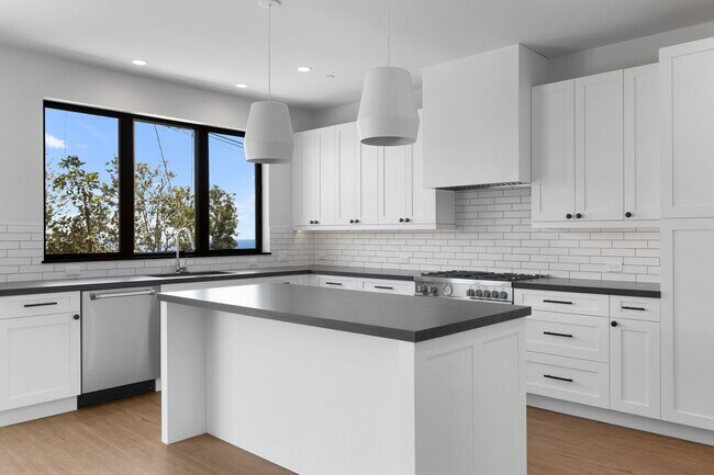 Building Photo - Modern Coastal Lease in Top of the World