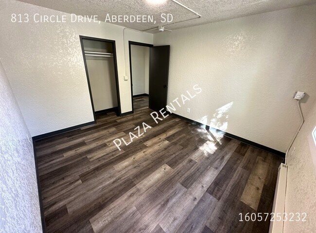 Building Photo - 906 N 2nd St