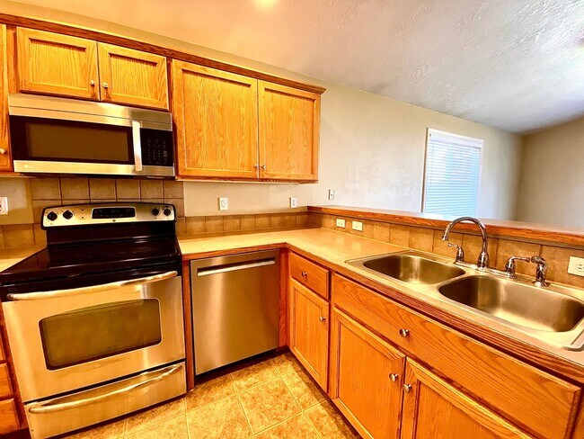 Building Photo - 3 bedroom 2 bath Walking Distance to Sage Valley Middle School