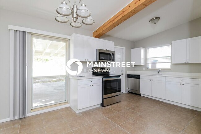 Building Photo - 3 Bedroom Pet-Friendly Home in Sarasota, FL with Main Street Renewal