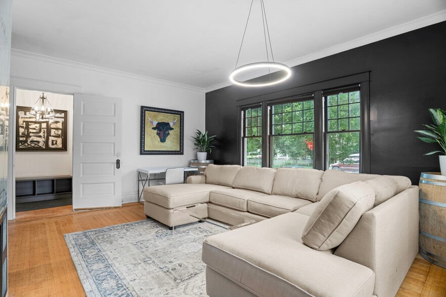 Building Photo - 1115 W 31st St