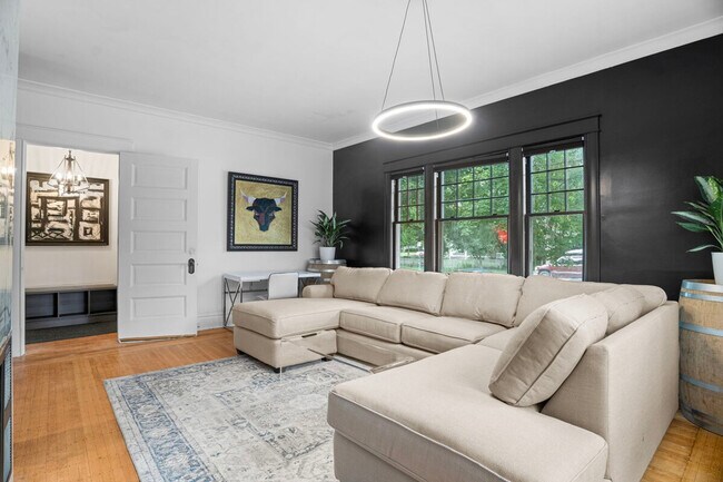 Building Photo - 1115 W 31st St