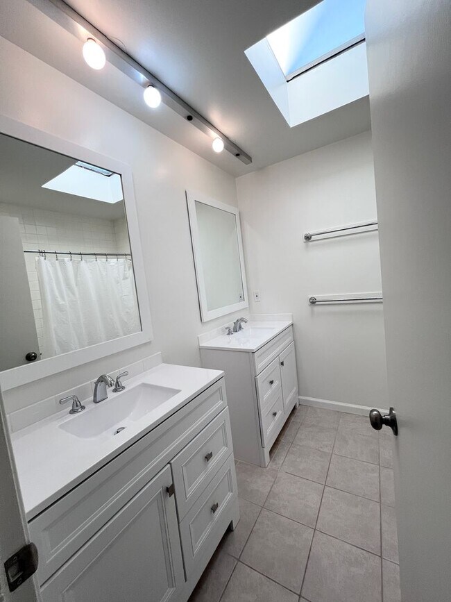 Building Photo - Bright, Cheery and Newly Renovated 2x1 behind Bon Air!