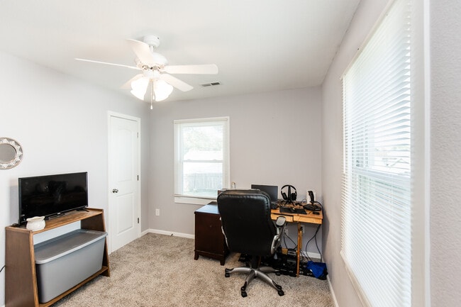 Building Photo - 1314 W 9th St