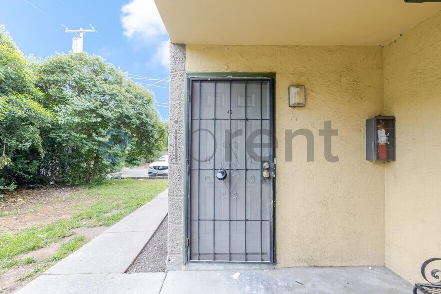 Building Photo - 4561 Ashcroft Ave