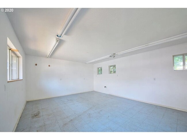 Building Photo - Great 4 Bedroom Eugene Home!