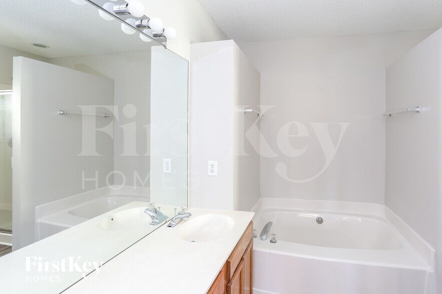 Building Photo - 6010 Elm Cove Ln